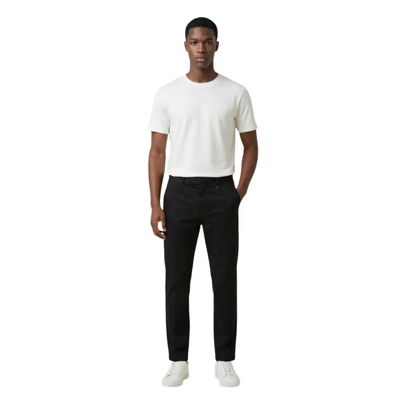 Antony Morato Schwarze Herrenhose, tailliert geschnitten mit elegantem, modernem Schnitt und dezenten Ziernähten