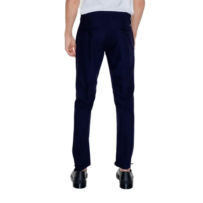 Antony Morato Herrenhose in Marineblau, tailliert, schmal geschnitten, mit dezenten Gesäßtaschen, von hinten gesehen