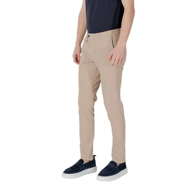 Beigefarbene, schmal geschnittene Chino-Hose mit dezenten Bügelfalten von antony morato Herrenhosenkollektion