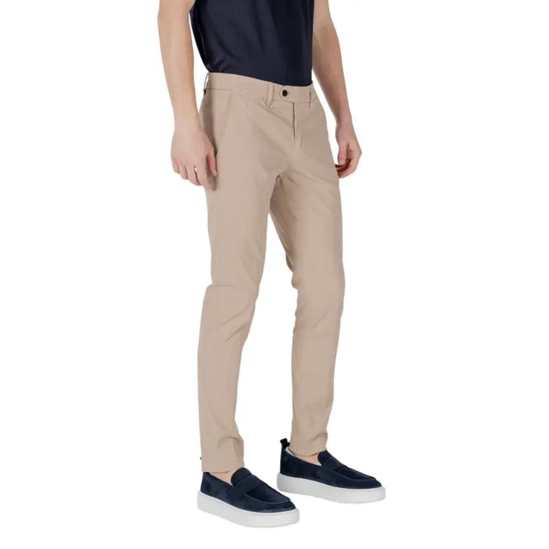 Beigefarbene, schmal geschnittene Chino-Hose mit dezenten Bügelfalten von Antony Morato Herrenkollektion