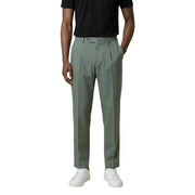 Eine olivgrüne, taillierte Bundfaltenhose von Antony Morato mit einem eleganten, modernen Schnitt für Herren