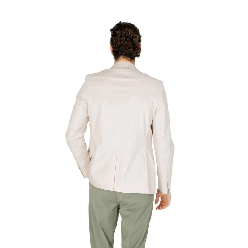 Ein Mann, der einen antony morato Weißer Herrenblazer aus Baumwollmischgewebe in Creme mit taillierter Passform und dezenten Ziernähten