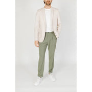 Ein Mann, der einen antony morato Weißer Herrenblazer aus Baumwoll-Modal mit langem Revers in Hellbeige, passend zu legerer Kleidung