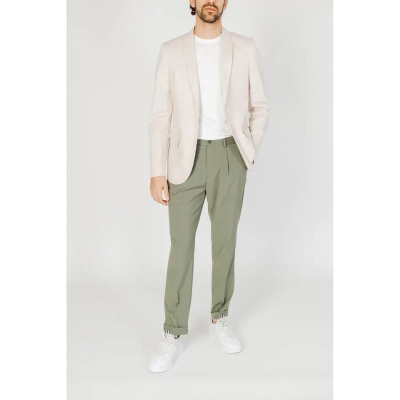 Ein Mann, der einen antony morato Weißer Herrenblazer aus Baumwoll-Modal mit langem Revers in Hellbeige, passend zu legerer Kleidung