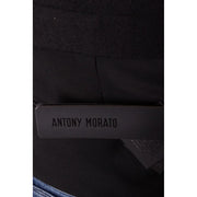 Schwarzer Stoffhut mit minimalistischem Design antony morato Label kombiniert mit schwarzer Herrenweste aus Wollmischgewebe mit V-Ausschnitt