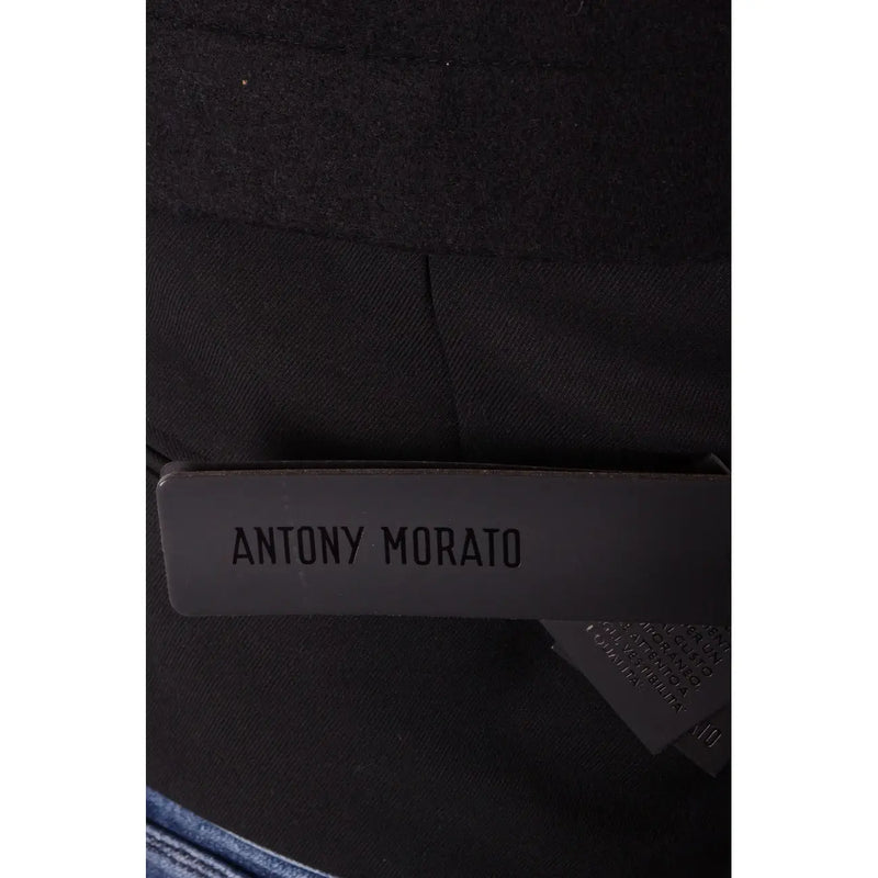 Schwarzer Stoffhut mit minimalistischem Design antony morato Label kombiniert mit schwarzer Herrenweste aus Wollmischgewebe mit V-Ausschnitt
