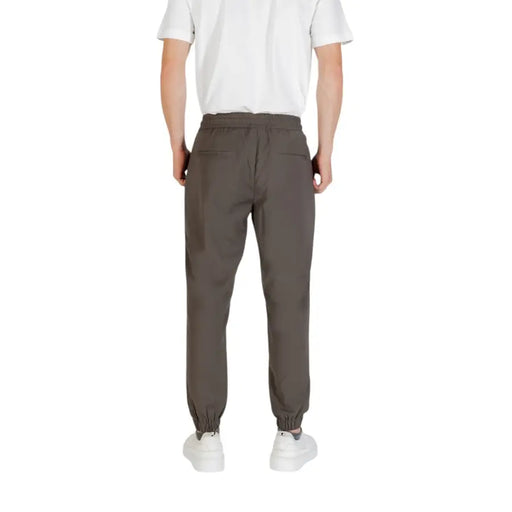 Men’s olive green jogger pants with elastic waist and cuffs, part of Antony Morato collection