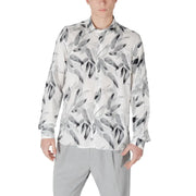 Men’s long-sleeved button-down shirt with gray and black abstract leaf pattern