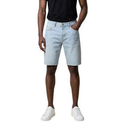 Antony Morato Herrenshorts aus hellem Denim mit fünf Taschen und Knopfverschluss, Vorderansicht