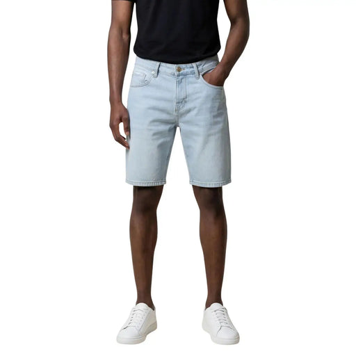 Antony Morato Herrenshorts aus hellem Denim mit fünf Taschen und Knopfverschluss, Vorderansicht