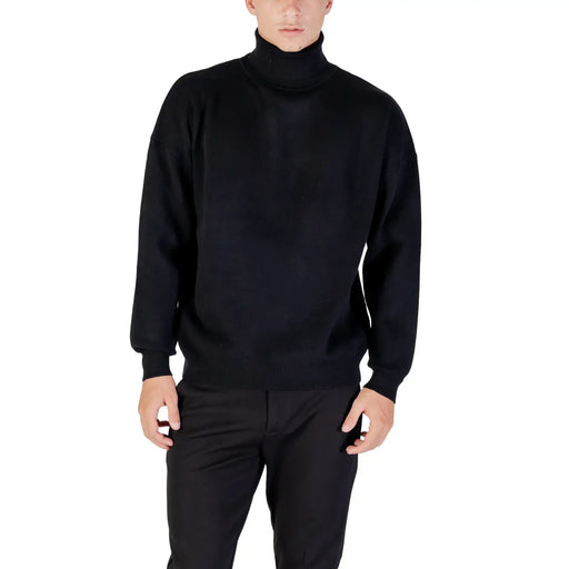 Antony Morato Schwarzer Rollkragenpullover für Herren mit glatter, figurbetonter Strickstruktur, Vorderansicht