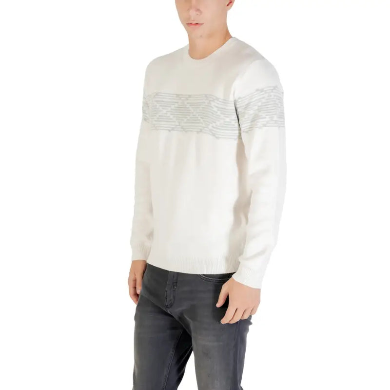 Antony morato white print round neck knitwear is a cream-colored knit sweater with a subtle light gray geometric pattern