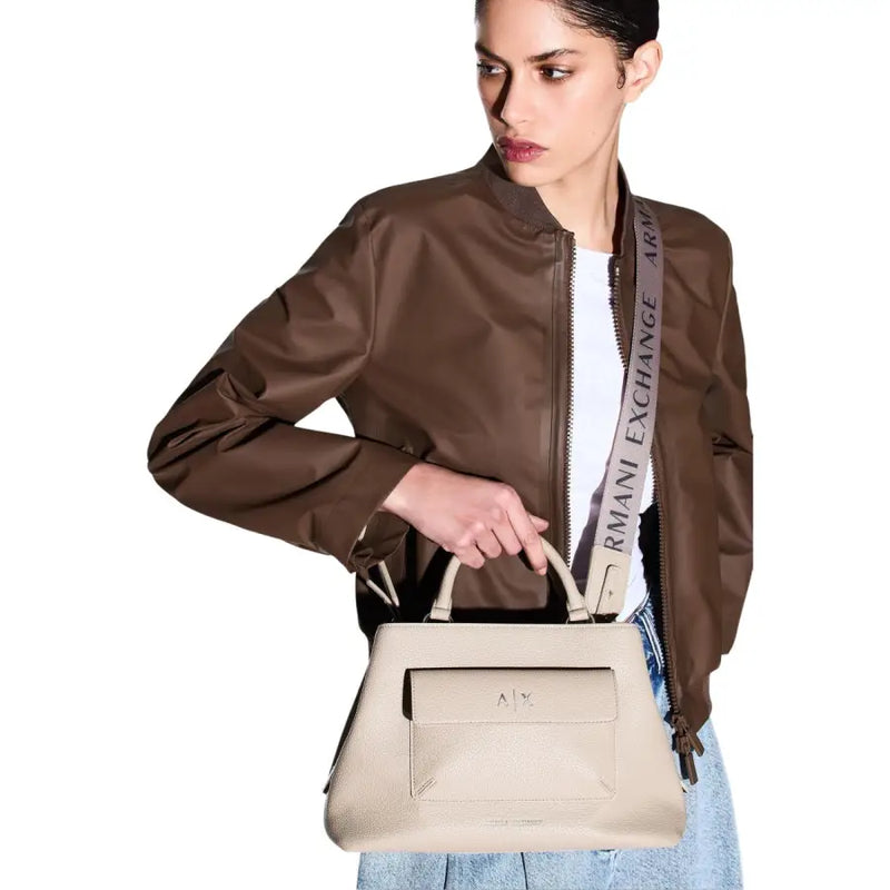 Armani Exchange Beigefarbene Handtasche aus strukturiertem Leder mit Überschlag und Logo am Henkel