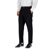 Armani Exchange Schwarze, taillierte Herbst-Winter-Hose mit elegantem, geradem Bein und Reißverschluss- sowie Knopftaschen.