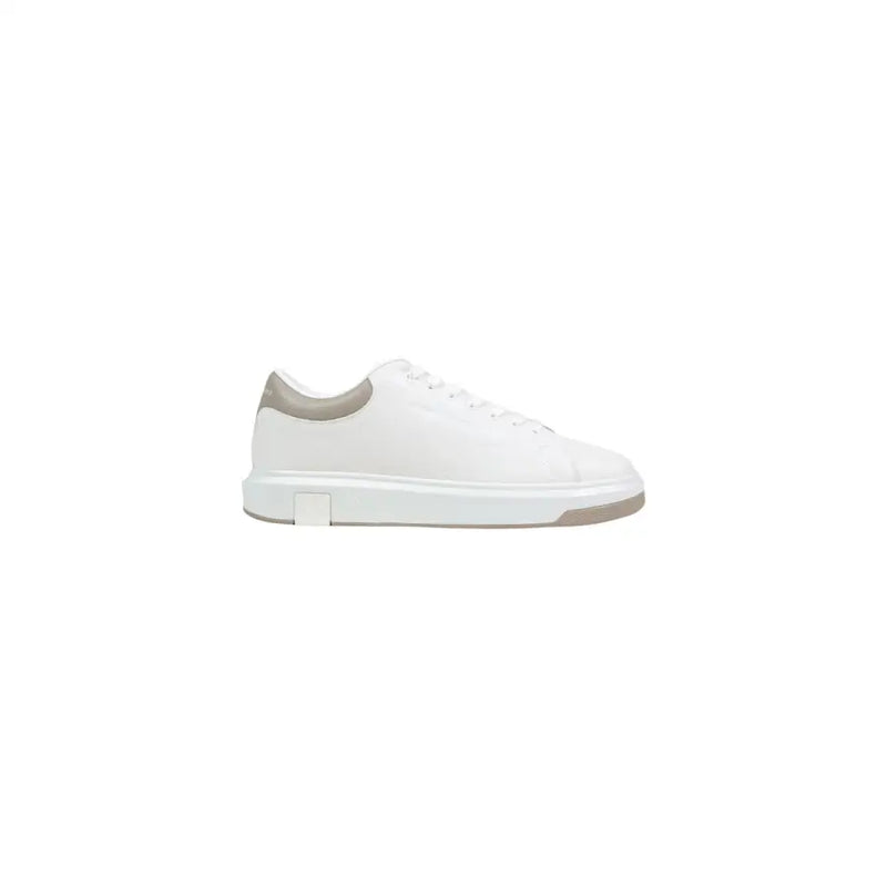 Armani Exchange weißes Leder niedrigtop Sneaker für Herren mit minimalistischem Design und grauen Akzenten an Fersenlasche und Sohlenrand