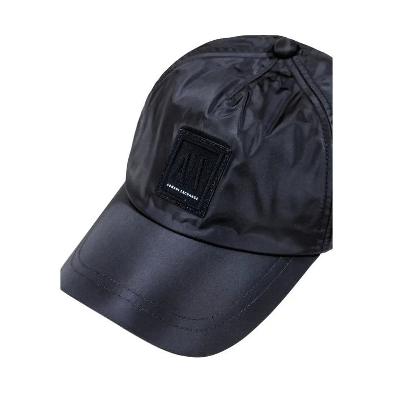 Armani Exchange Schwarze Herrenkappe aus glänzendem, wasserabweisendem Material mit schwarzem, gesticktem Logo-Patch, Vorderansicht