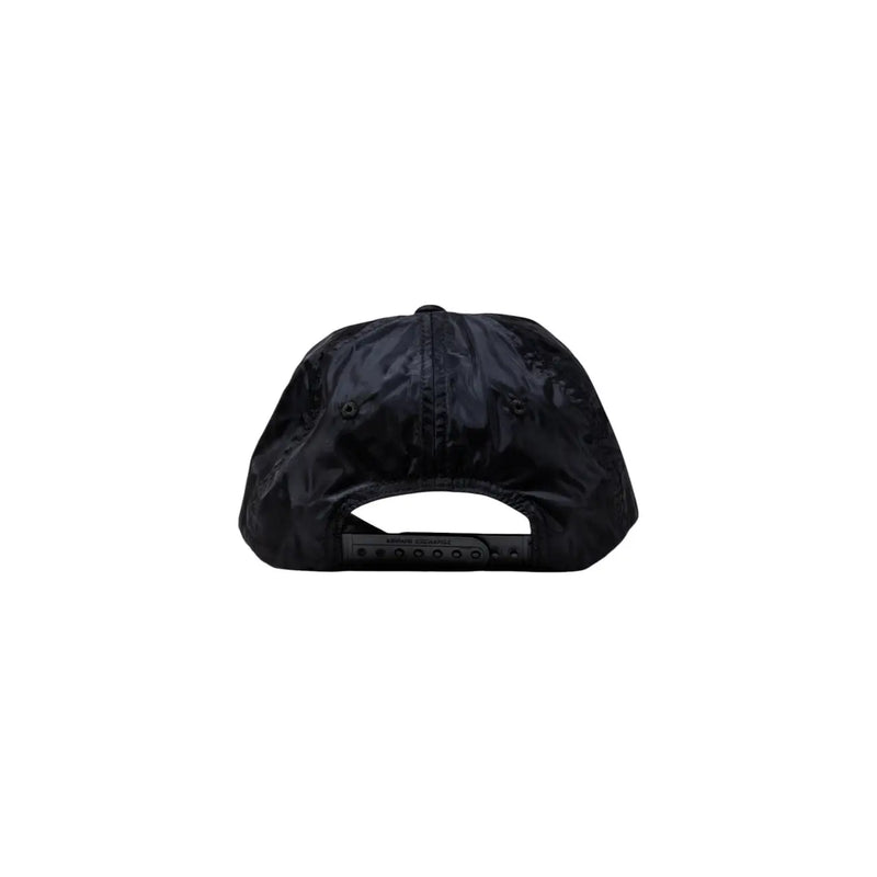 Armani Exchange Schwarze Herrenkappe mit glänzendem, reflektierendem Stoff und verstellbarem Riemen, Vorderansicht