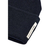 Armani Exchange Herrenkappe aus dunkelblauem Rippstrick mit weißem Label am umgeschlagenen Bündchen, Vorderansicht