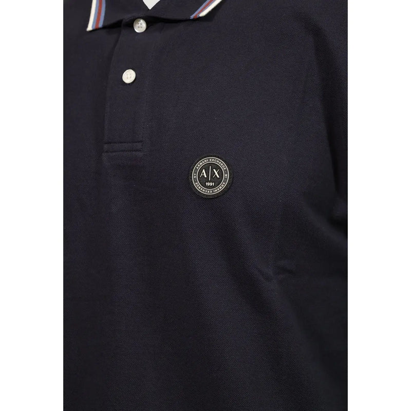 Armani Exchange Baumwollpolo für Herren in Dunkelblau mit rundem Logo-Patch und gestreiftem Kragenbesatz, Vorderansicht