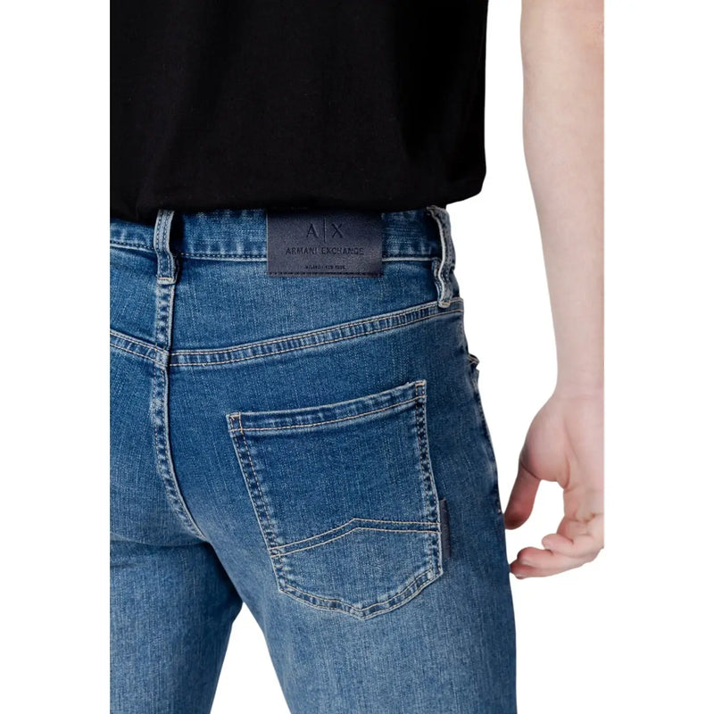 Armani Exchange Herrenjeans aus blauem Denim mit schwarzem Lederbundpatch, Vorderansicht