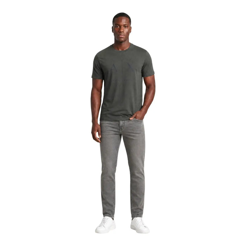 Armani exchange Graue Slim-Fit-Jeans für Herren, getragen vom Model mit einem dunkelolivgrünen Rundhalsausschnitt t-shirt Vorderansicht