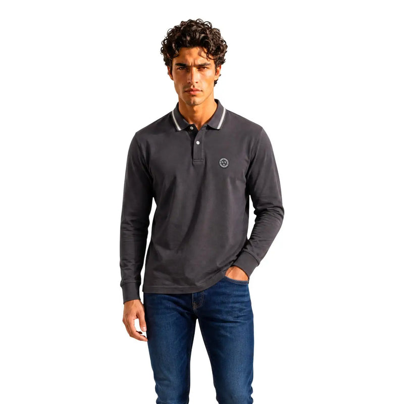 Armani Exchange Langarm-Polohemd für Herren in Dunkelgrau mit weißem Kragenbesatz und Logostickerei, Vorderansicht