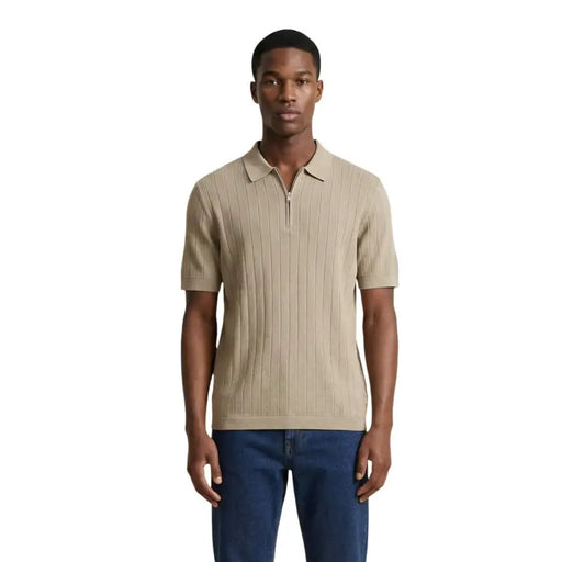 Armani Exchange Beigefarbenes Herren-Poloshirt aus geripptem Baumwollstrick mit halbem Reißverschlusskragen XM002438 Vorderansicht