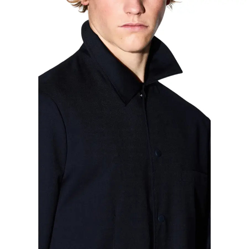 Armani Exchange Klassischer schwarzer Herrenblazer aus Polyester, abgebildet mit schwarzem Button-Down-Hemd mit strukturiertem Kragen und hochwertiger Oberfläche.