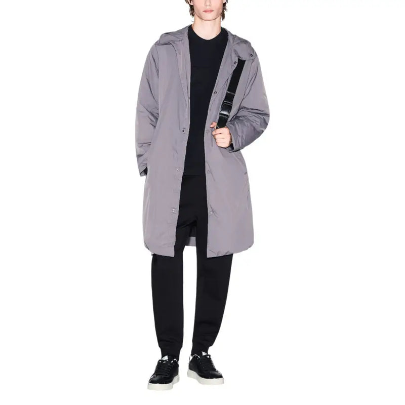 Grauer Trenchcoat mit Kapuze, elegantem, modernem Design und dezenten Ziernähten, kombiniert mit Armani Exchange schwarzes Sweatshirt aus Baumwolle mit Aufdruck