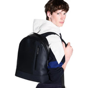 Armani Exchange Schwarzer Herren-Rucksack aus Polyester mit vertikalem Reißverschlussdetail und Markenlogo an der Seite (B 31 cm, H 40 cm, L 12,5 cm).