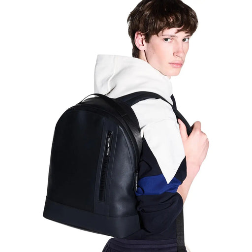 Armani Exchange Schwarzer Herren-Rucksack aus Polyester mit vertikalem Reißverschlussdetail und Markenlogo an der Seite (B 31 cm, H 40 cm, L 12,5 cm).