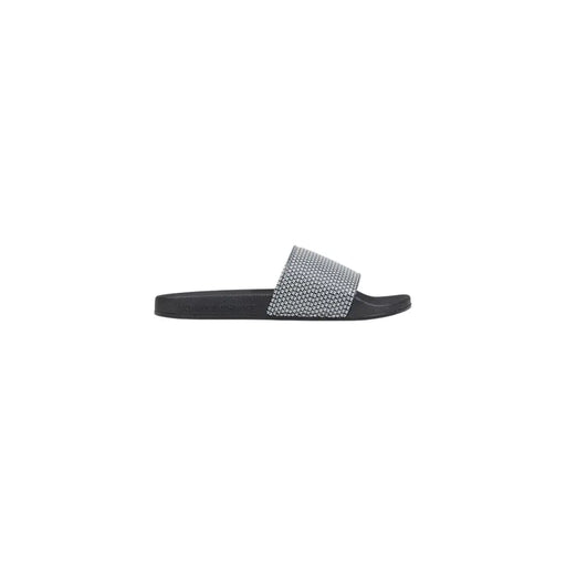 Armani Exchange Schwarze Herren-Sandalen mit strukturiertem, silberfarbenem PVC-Riemen und einem aufwendigen geometrischen Muster