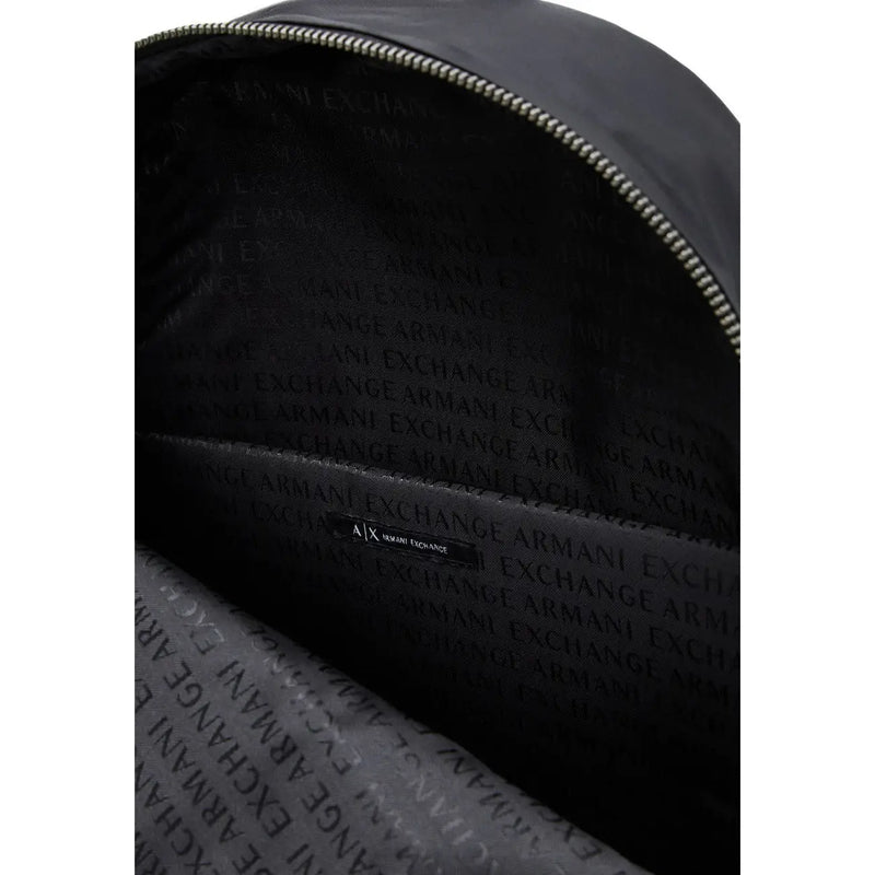 Armani Exchange Schwarzer Herrenrucksack mit Innenfutter aus sich wiederholendem Logomuster und silbernem Reißverschluss, Größe 31 x 45 x 19 Zentimeter.