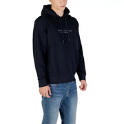 Schwarz Armani Exchange Baumwoll-Hoodie mit dezentem weißen Logo auf der Brust, kombiniert mit einem blauen Baumwoll-Kapuzenpullover mit V-Ausschnitt