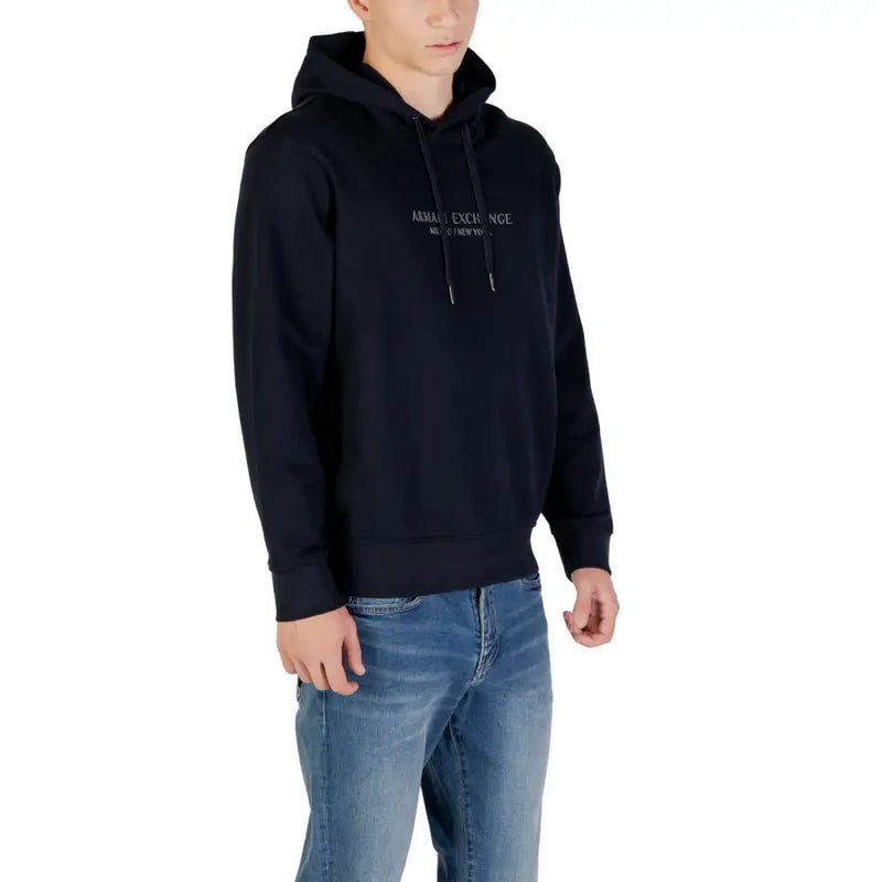 Schwarz Armani Exchange Baumwoll-Hoodie mit dezentem weißen Logo auf der Brust, kombiniert mit einem blauen Baumwoll-Kapuzenpullover mit V-Ausschnitt