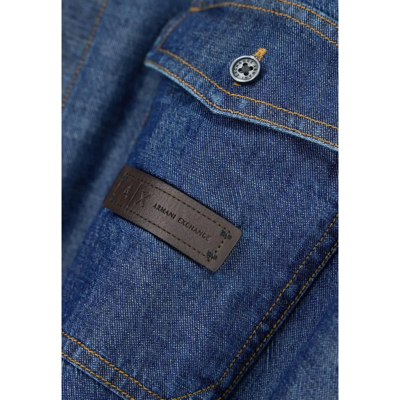 Armani Exchange Herrenhemd aus blauer Baumwolle mit silbernen Knöpfen und braunem Lederkragen armani exchange Patch