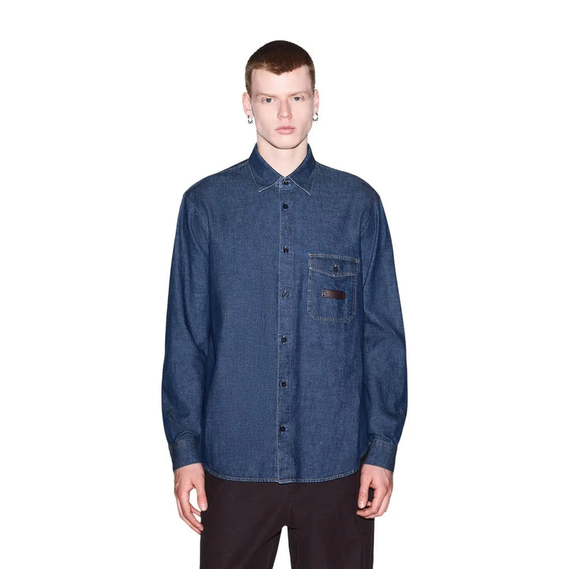 Armani Exchange Herrenhemd aus blauem Baumwoll-Denim mit Brusttasche und kleinem braunem Label, klassisches Langarm-Design