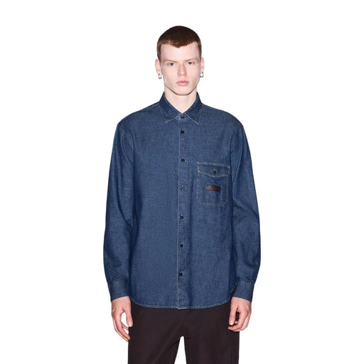Armani Exchange Herrenhemd aus blauem Baumwoll-Denim mit Brusttasche und kleinem braunem Label, klassisches Langarm-Design