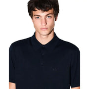 Armani Exchange Herren-Poloshirt aus blauer Baumwolle mit kurzen Ärmeln, schwarzen Akzenten und dezentem, gesticktem Axt-Logo auf der linken Brustseite.