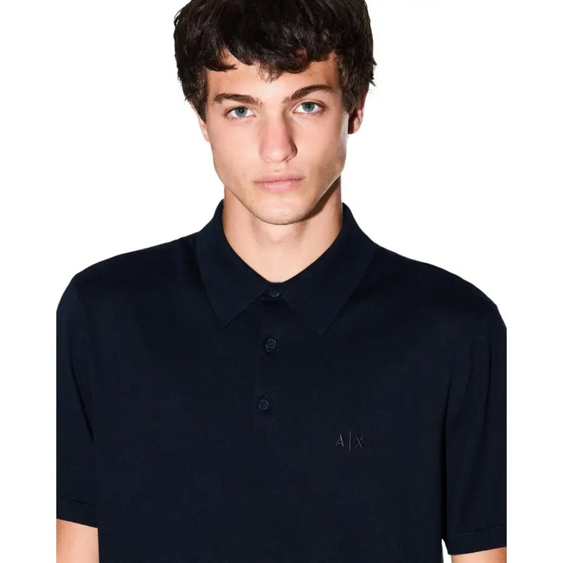 Armani Exchange Herren-Poloshirt aus blauer Baumwolle mit kurzen Ärmeln, schwarzen Akzenten und dezentem, gesticktem Axt-Logo auf der linken Brustseite.