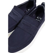 Armani Exchange Sportliche Herren-Sneaker aus blauem Leder zum Hineinschlüpfen, gefertigt aus marineblauem Wildleder mit weißen Gummisohlen und Innensohle mit Axt-Logo.