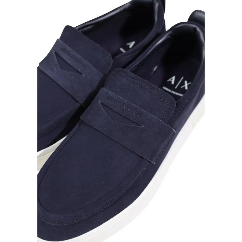 Armani Exchange Sportliche Herren-Sneaker aus blauem Leder zum Hineinschlüpfen, gefertigt aus marineblauem Wildleder mit weißen Gummisohlen und Innensohle mit Axt-Logo.