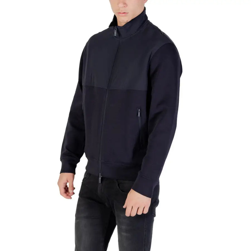 Armani Exchange Herrenblazer in Blau mit langer Fronttasche und Reißverschluss sowie schwarzer Reißverschlussjacke mit dunkelgrauem Brustpanel und Reißverschlusszippern