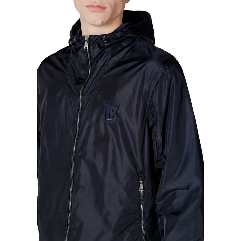 Armani Exchange Herrenblazer mit Kapuze aus blauem Polyamid, glänzendem, wasserabweisendem Material und dezentem Logo-Aufnäher auf der Brust.