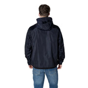Armani Exchange Herrenblazer aus blauem Polyamid mit Kapuze, dazu eine elegante schwarze Windjacke mit Kapuze und dezenten Nahtdetails.