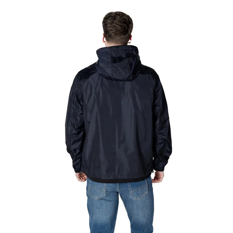 Armani Exchange Herrenblazer aus blauem Polyamid mit Kapuze, dazu eine elegante schwarze Windjacke mit Kapuze und dezenten Nahtdetails.