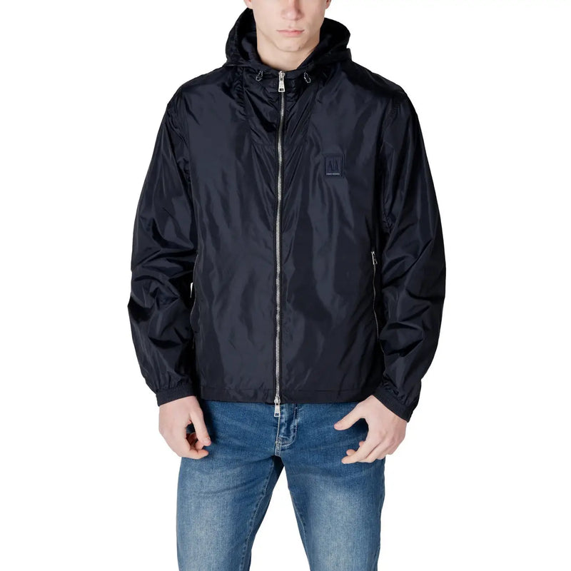 Armani exchange Herrenblazer mit Kapuze aus blauem Polyamid, schwarzer, glänzender Nylon-Windjacke und silbernen Reißverschlussdetails