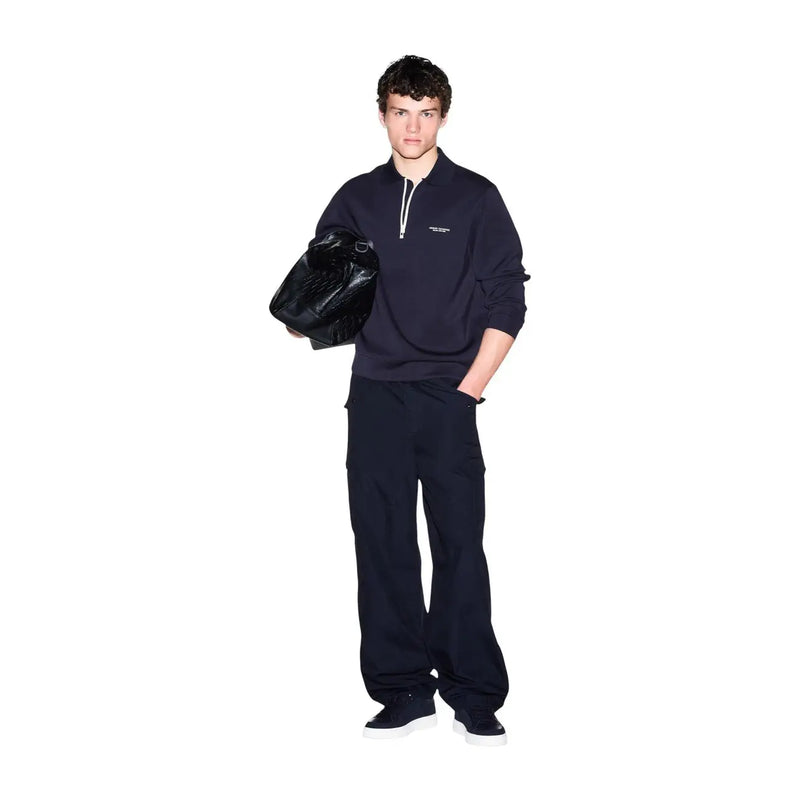 Schwarze, strukturierte Lederhandtasche mit glänzendem Finish und dezenten Prägedetails, kombiniert mit armani exchange Herren-Sweatshirt aus blauem Modal-Mischgewebe