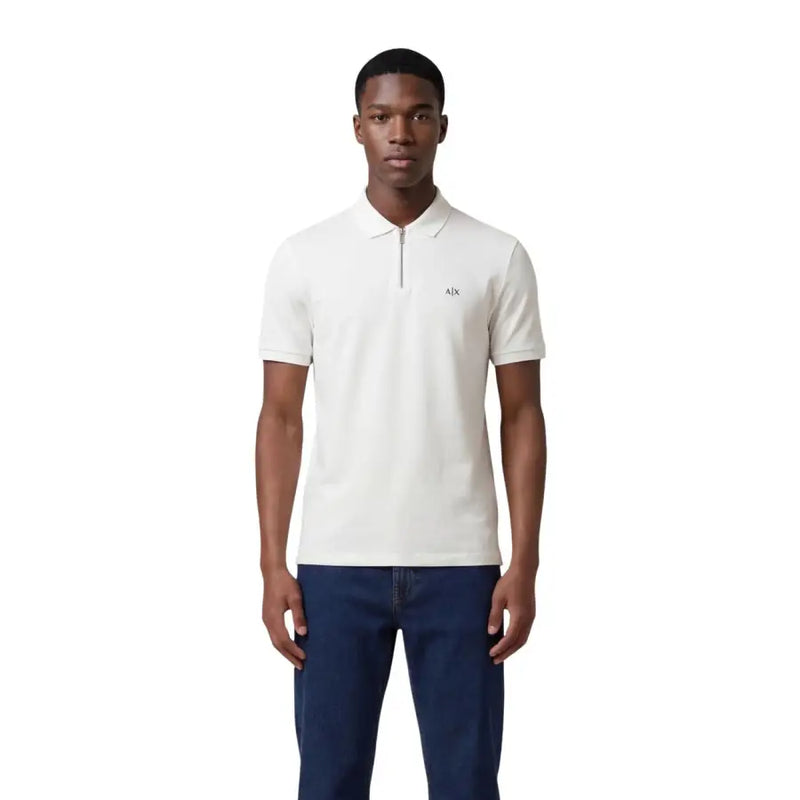 Armani Exchange Blaues Herren-Polohemd mit Reißverschluss und Rundhalsausschnitt aus Viskose. Das Hemd hat kurze Ärmel, einen Reißverschlusskragen und ein gesticktes a|x-Logo auf der Brust.