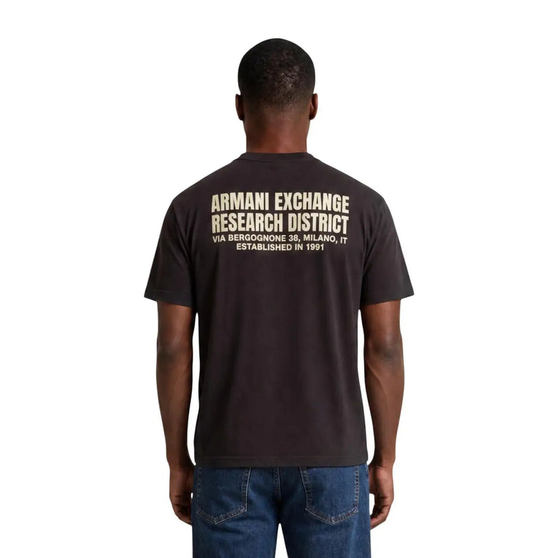 Armani Exchange Braunes Herren-T-Shirt aus Baumwolle mit schwarzem Stoff und cremefarbenen Details zum Forschungsbezirk, die den Rücken freilegen.